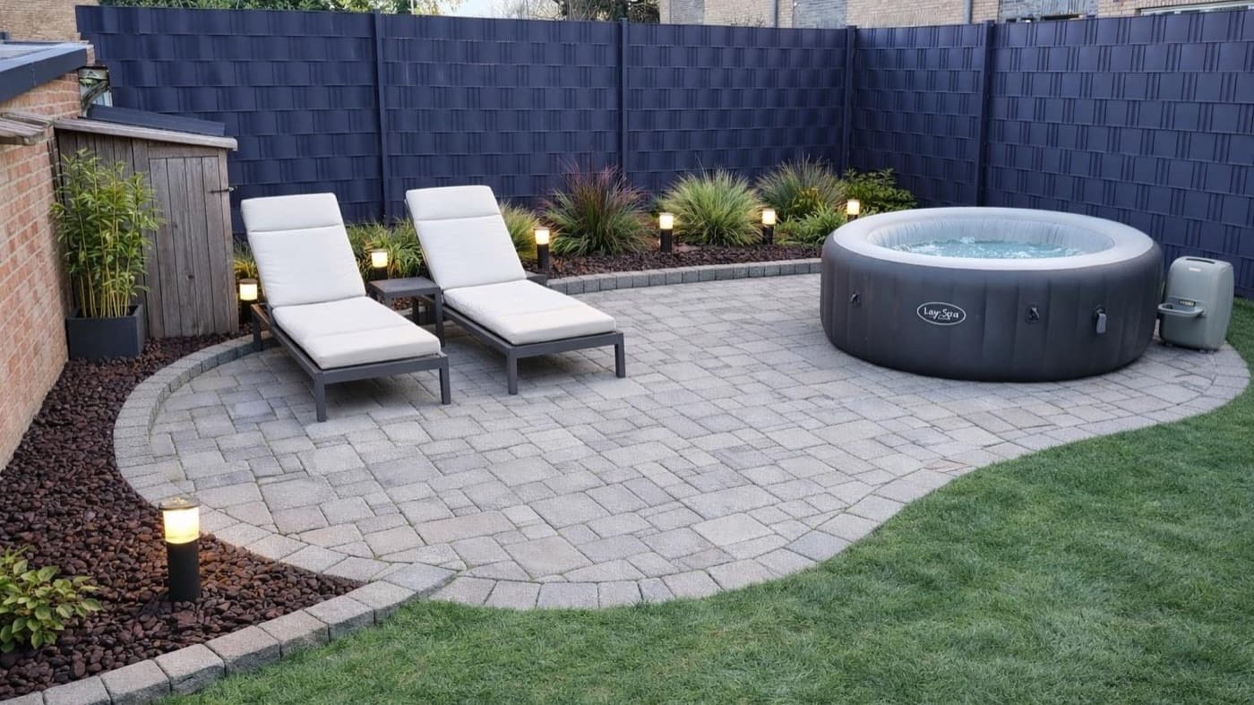 Neu angelegte Terrasse mit Pflasterfläche, Liegen und Whirlpool